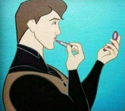 Hombre pintándose los labios Hombre pintándose los labios