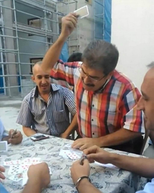 Hombre tirando las cartas sobre la mesa