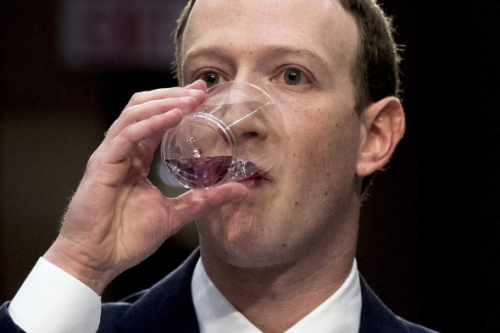 Mark Zuckerberg bebiendo agua