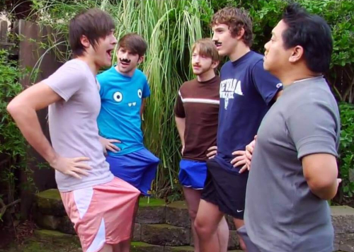 Reunión de hombres excitados Reunión de hombres excitados