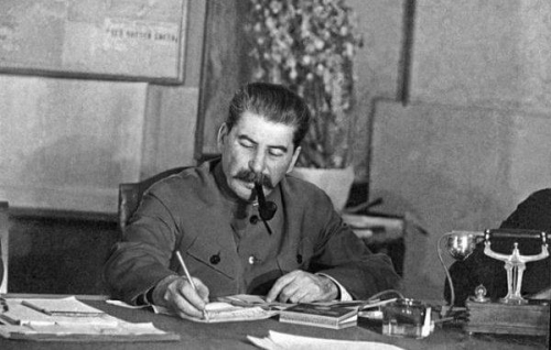 Stalin escribiendo Stalin escribiendo