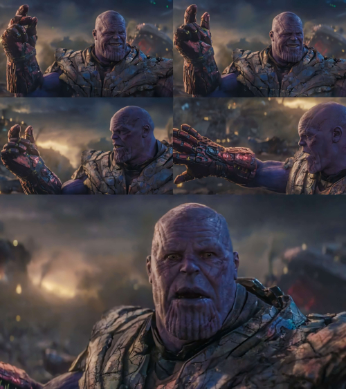 Thanos chasquea los dedos, falla, y se asusta Thanos chasquea los dedos, falla, y se asusta