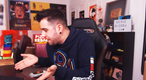 ¿Y este pequeño trozo de mierda quien se creé? ¿Y este pequeño trozo de mierda quien se creé?