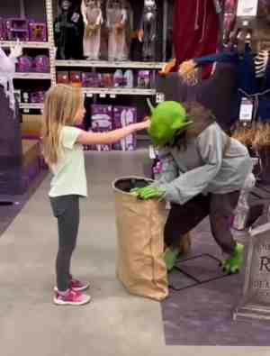 Susto de la niña en tienda de Halloween