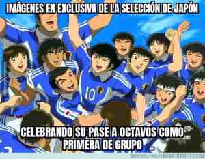 La selección de japón celebrando su pase a octavos como primera de grupo