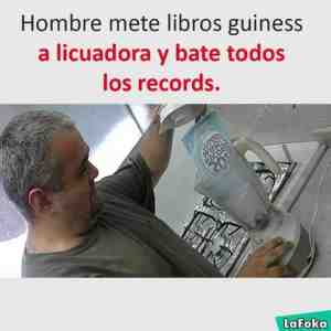 Hombre mete libros guiness en licuadora y bate todo los récords