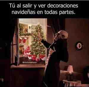 Tú al salir y ver decoraciones navideñas en todas partes