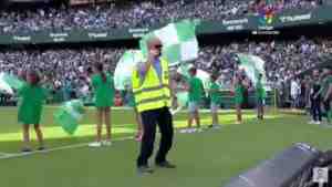 Un guardia de seguridad del Betis bailando despechá