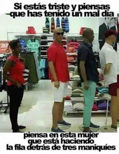 Haciendo fila detrás de maniquíes