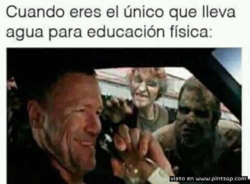 Cuando eres el único que lleva agua a educación física