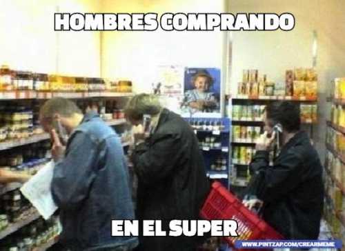 Hombres comprando en el super